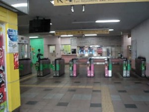 和田町駅の改札